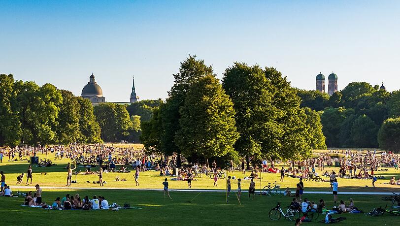 Der Englische Garten ist der beliebteste Park der Münchnerinnen und Münchner. Das ist jetzt auch per repräsentativer Umfrage bestätigt. 57 Prozent der Befragten nannten den größten Münchner Stadtpark als ihren liebsten grünen Ort in der Stadt. Hier ein Foto vom Dienstagabend - als es schon etwas kühler geworden ist.