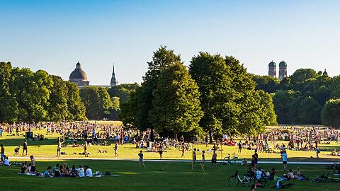 Der Englische Garten ist der beliebteste Park der Münchnerinnen und Münchner. Das ist jetzt auch per repräsentativer Umfrage bestätigt. 57 Prozent der Befragten nannten den größten Münchner Stadtpark als ihren liebsten grünen Ort in der Stadt. Hier ein Foto vom Dienstagabend - als es schon etwas kühler geworden ist.