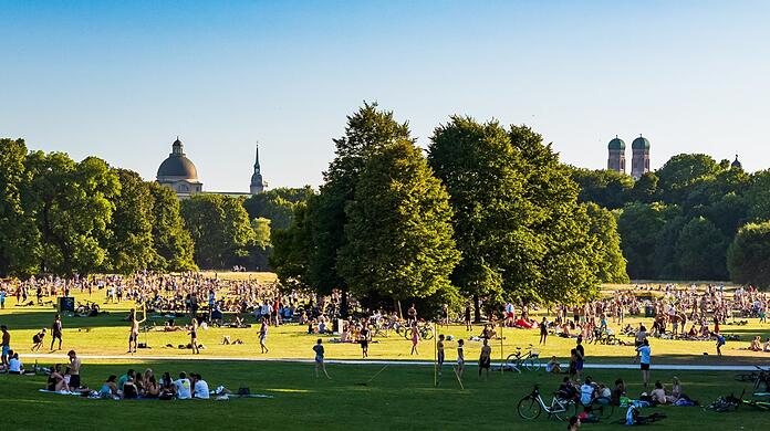 Der Englische Garten ist der beliebteste Park der Münchnerinnen und Münchner. Das ist jetzt auch per repräsentativer Umfrage bestätigt. 57 Prozent der Befragten nannten den größten Münchner Stadtpark als ihren liebsten grünen Ort in der Stadt. Hier ein Foto vom Dienstagabend - als es schon etwas kühler geworden ist.