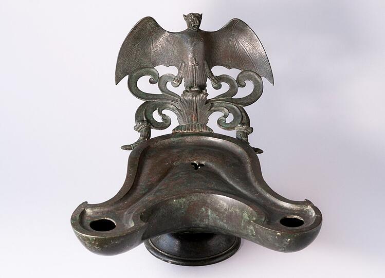 Im Zeichen der Nacht und der Erotik: Zweiflammige Lampe mit Fledermausreflektor, Aus Stabiae, Neapel.