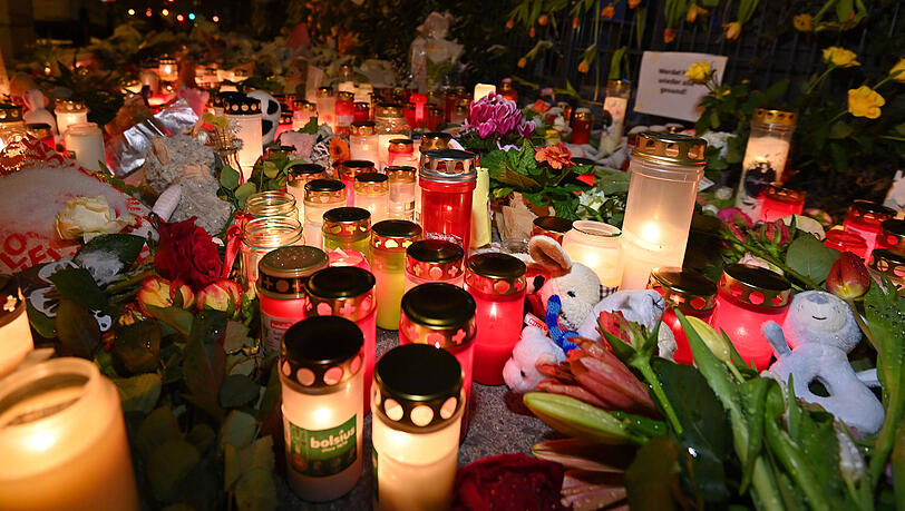 Der Anschlagsort in der Seidlstraße. Hunderte Blumen und Kerzen haben die Münchner hier in den vergangenen Tagen abgelegt.