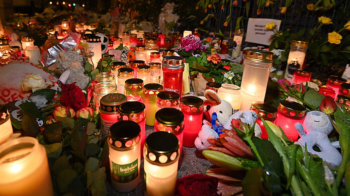 Der Anschlagsort in der Seidlstraße. Hunderte Blumen und Kerzen haben die Münchner hier in den vergangenen Tagen abgelegt.