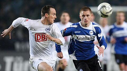 Der Bielefelder Artur Wichniarek (r.) versucht gegen den Berliner Steve von Bergen den Ball zu erlaufen