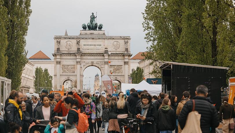 Autofrei feiern und flanieren: Beim Kulturfest Corso Leopold am Wochenende ist auf der Leopoldstraße in Schwabing wieder viel Platz für Musik, Kunst und Infostandl.
