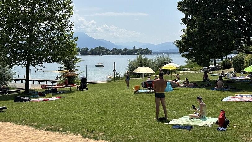 In Gstadt, wo die Schifferl zu den Chiemseeinseln an- und ablegen, lockt in sicherer Entfernung diese schöne Badestelle. In Gstadt, wo die Schifferl zu den Chiemseeinseln an- und ablegen, lockt in sicherer Entfernung diese schöne Badestelle.