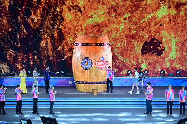 Beim Bier-Festival in Qingdao darf auch schon mal ein Besucher das große Fass anstechen. Beim Bier-Festival in Qingdao darf auch schon mal ein Besucher das große Fass anstechen.