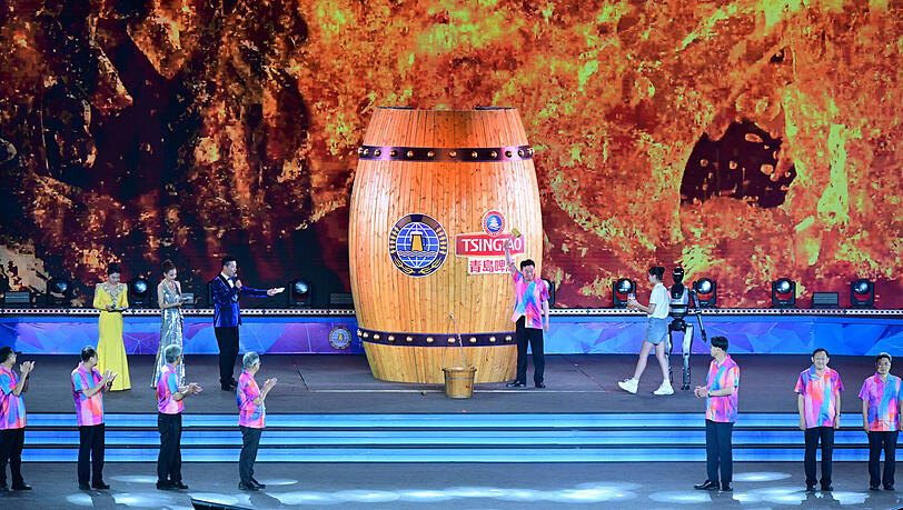 Beim Bier-Festival in Qingdao darf auch schon mal ein Besucher das große Fass anstechen. Beim Bier-Festival in Qingdao darf auch schon mal ein Besucher das große Fass anstechen.