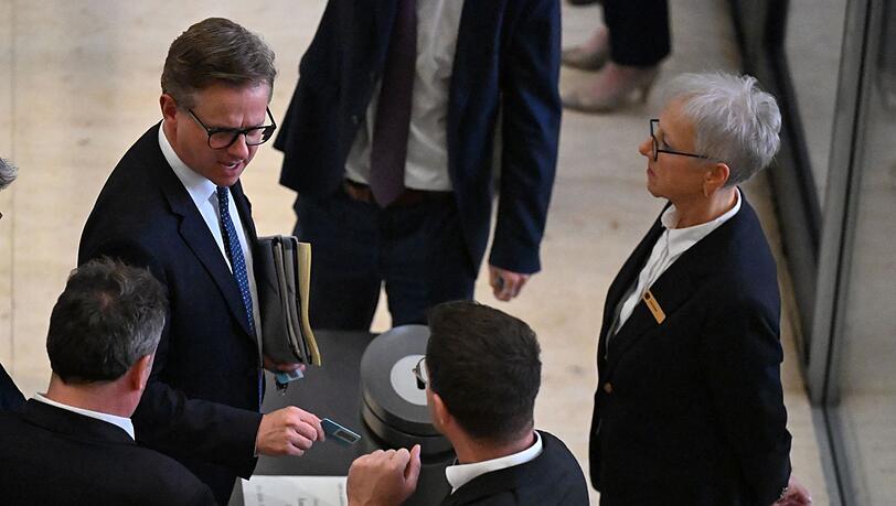 Der Bundestag stimmte für die Forderung nach mehr Daten zu Bluttests bei Schwangeren. Der Bundestag stimmte für die Forderung nach mehr Daten zu Bluttests bei Schwangeren.