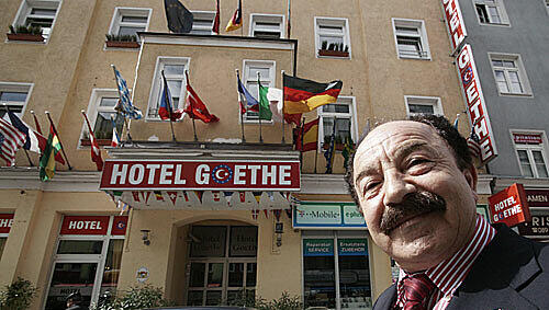 Mahir Zeytinoglu, führt seit 2004 das türkisch-bayerische Hotel Goethe Mahir Zeytinoglu, führt seit 2004 das türkisch-bayerische Hotel Goethe