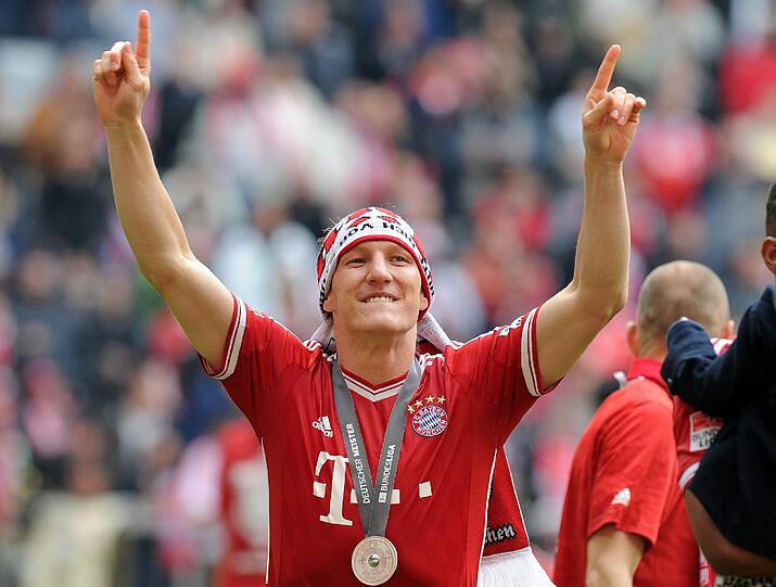 BASTIAN SCHWEINSTEIGER: Note 1. Sicherte sich das erste Weißbierglas zum Duschen. Sein Opfer: &bdquo;Tiger&ldquo; Hermann Gerland. Trank aber auch mal ein paar Schlücke. Trug vielleicht deshalb später einen Fan-Schal als Stirnband um den Kopf.