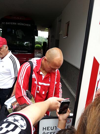 Auf dem Weg von der Säbener Straße zum Mannschaftshotel. Die Bayern-Stars gaben wartenden Fans vor dem Bundesliga-Auftakt noch ein paar Autogramme. Hier die Bilder.