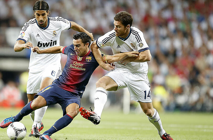 Sami Khedira (l.) und Xabi Alonso (rechts) im weißen Trikot von Real Madrid. Alonso wird zum FC Bayern wechseln.