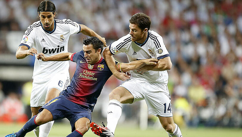 Sami Khedira (l.) und Xabi Alonso (rechts) im weißen Trikot von Real Madrid. Alonso wird zum FC Bayern wechseln. Sami Khedira (l.) und Xabi Alonso (rechts) im weißen Trikot von Real Madrid. Alonso wird zum FC Bayern wechseln.