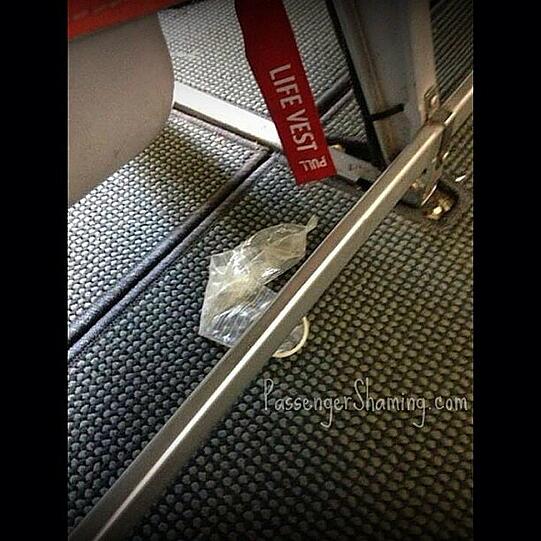 Kurioses und Abstoßendes aus dem Flugreise-Alltag - Die Bilder von "Passenger Shaming"