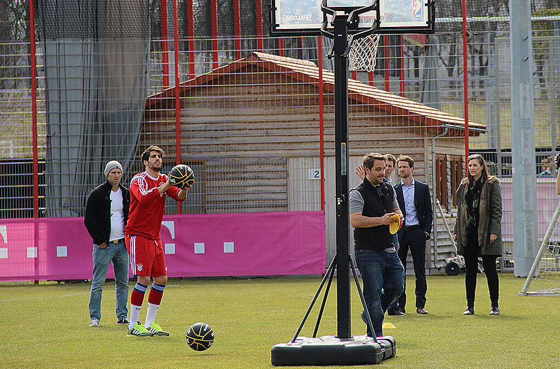 Beim Werbedreh auf Korbjagd: Javi Martínez übt sich mit der Hand - statt mit dem Fuß.