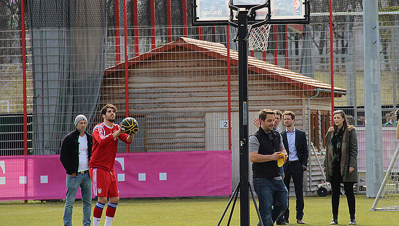 Beim Werbedreh auf Korbjagd: Javi Martínez übt sich mit der Hand - statt mit dem Fuß. Beim Werbedreh auf Korbjagd: Javi Martínez übt sich mit der Hand - statt mit dem Fuß.