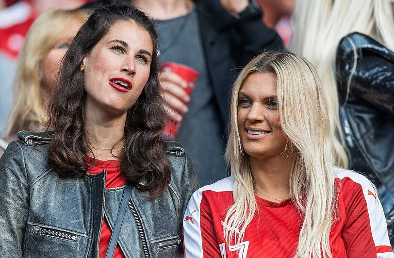 Gute Laune trotz eines torlosen Remis ihrer Österreicher gegen Portugal im Parc de Princes in Paris: Die Freundin von Sebastian Prödl, Nina Gamauf (l) und die Frau von Florian Klein, Tamara.