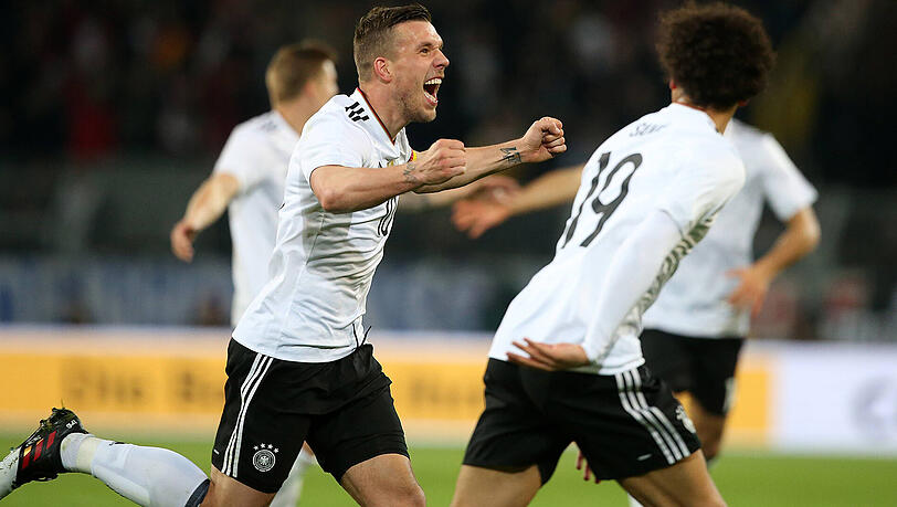Lukas Podolski trifft in seinem letzten Spiel für die Nationalmannschaft im Klassiker gegen England. Lukas Podolski trifft in seinem letzten Spiel für die Nationalmannschaft im Klassiker gegen England.