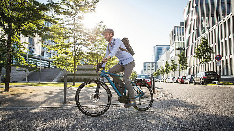 Für den Weg zur Arbeit sind E-Bikes und Pedelecs eine gesunde und praktische Alternative.