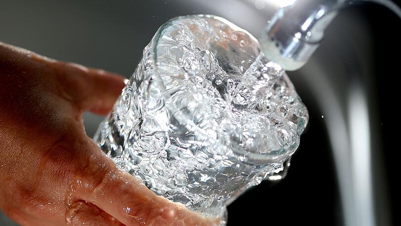 Wegen nachgewiesenen Darm-Bakterien muss in zahlreichen Orten in Niederbayern bis auf Weiteres das Trinkwasser abgekocht werden. (Symbolfoto)