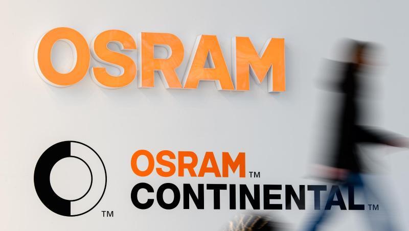 Eine Frau läuft am Logo des Joint Venture Osram Continental entlang. Foto: Matthias Balk/dpa/Archivbild Eine Frau läuft am Logo des Joint Venture Osram Continental entlang. Foto: Matthias Balk/dpa/Archivbild