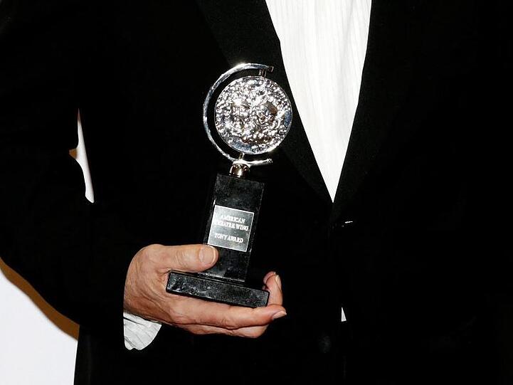 Der US-Schauspieler Langella mit seinem Tony Award (2016).