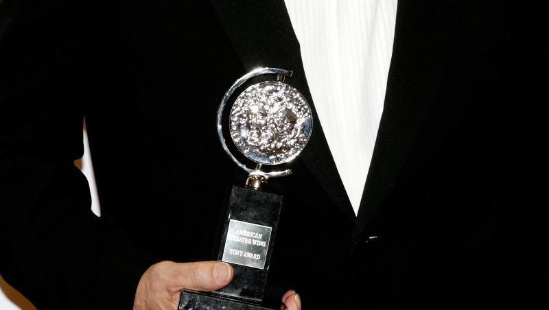 Der US-Schauspieler Langella mit seinem Tony Award (2016). Der US-Schauspieler Langella mit seinem Tony Award (2016).