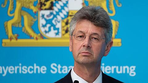 Michael Piazolo (Freie Wähler) nimmt an einer Pressekonferenz teil. Foto: Sven Hoppe/dpa-POOL/dpa
