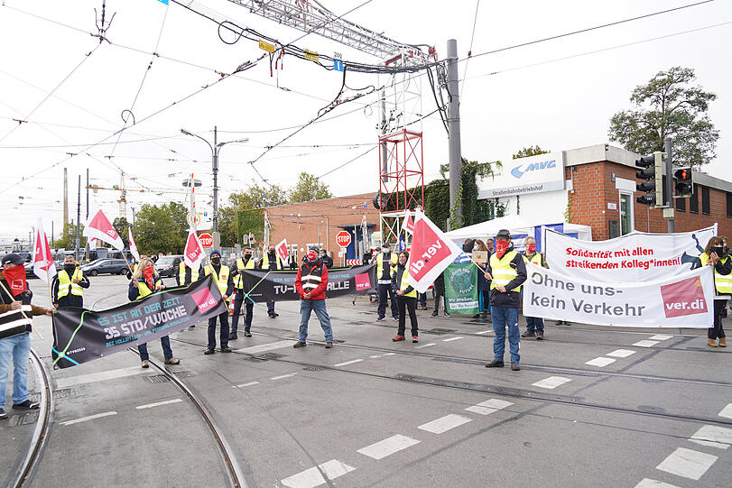 U-Bahnfahrer und Tramfahrer streiken in der Einsteinstraße.