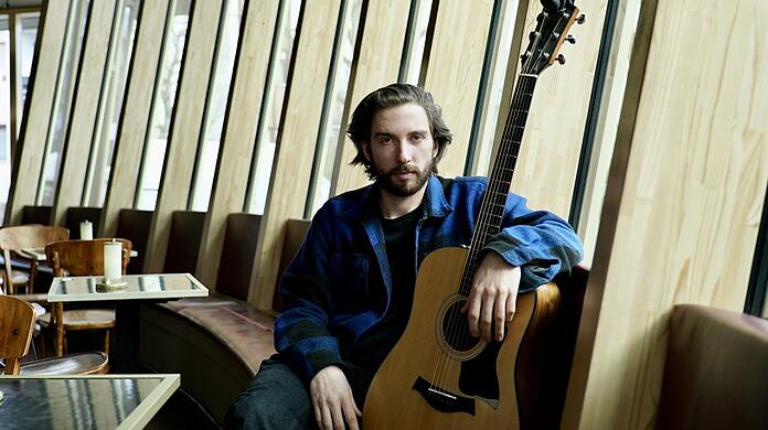 Der Schauspieler James Newton.