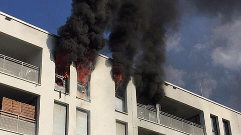 Der 75-Jährige konnte nur noch tot aus der Brandwohnung geborgen werden.