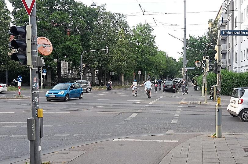 Wer in der Winzererstraße nicht höllisch aufpasst und geradeaus weiterradelt, knallt frontal gegen einen Masten oder ein parkendes Auto.