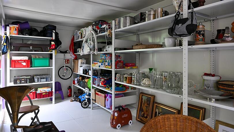 Momentan sind rund 400 Einzelteile, Schallplatten und CDs mitgerechnet, im Gebrauchtwaren-Container am Viktualienmarkt zu finden. Momentan sind rund 400 Einzelteile, Schallplatten und CDs mitgerechnet, im Gebrauchtwaren-Container am Viktualienmarkt zu finden.