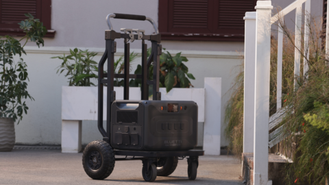 Ein spezieller faltbarer Trolley sorgt für noch mehr Flexibilität – so wird der Apex 300 zur idealen Lösung für den Wechsel zwischen Haus und Camper.