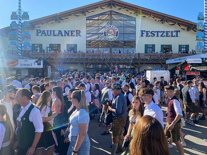 Viel los auch vor dem Paulaner Festzelt.