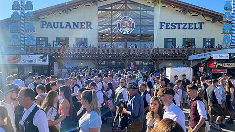 F&uuml;r das Paulaner Festzelt kann man bereits online Tische f&uuml;r die Wiesn 2026 reservieren. (Archivbild)
