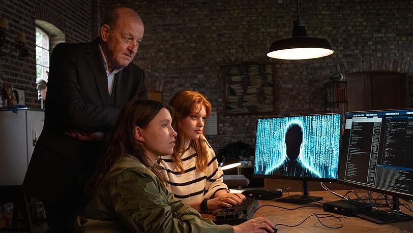 "Wilsberg: Phantomtod": Privatdetektiv Georg Wilsberg (Leonard Lansink, l.) befragt die Studentin Jana Haumann (Lilly Charlotte Dreesen, r.). "Wilsberg: Phantomtod": Privatdetektiv Georg Wilsberg (Leonard Lansink, l.) befragt die Studentin Jana Haumann (Lilly Charlotte Dreesen, r.).