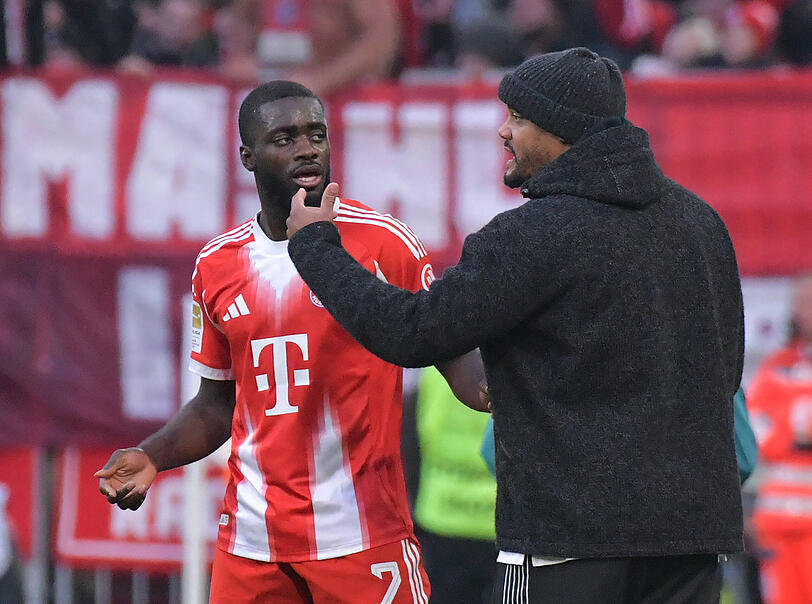 Guter Verh&auml;ltnis: Upamecano und Trainer Vincent Kompany (r.).