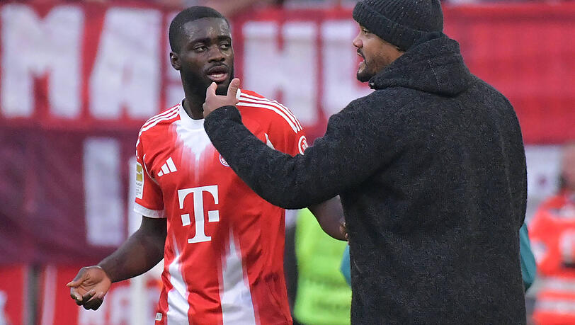 Guter Verh&auml;ltnis: Upamecano und Trainer Vincent Kompany (r.).