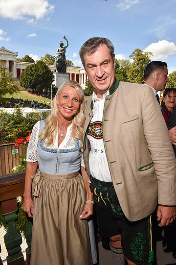 Die Söders: Klassisch, bayerisch und fesch. So würde ich die Looks unseres Ministerpräsidenten und seiner Frau Karin beschreiben. Bei der Outfitwahl definitiv gewonnen. Die Söders: Klassisch, bayerisch und fesch. So würde ich die Looks unseres Ministerpräsidenten und seiner Frau Karin beschreiben. Bei der Outfitwahl definitiv gewonnen.
