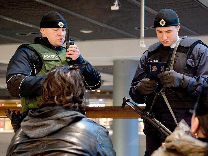 Bundespolizisten nehmen eine Personenkontrolle vor.