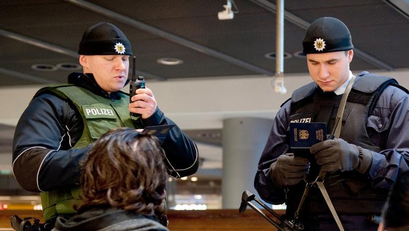 Bundespolizisten nehmen eine Personenkontrolle vor. Bundespolizisten nehmen eine Personenkontrolle vor.