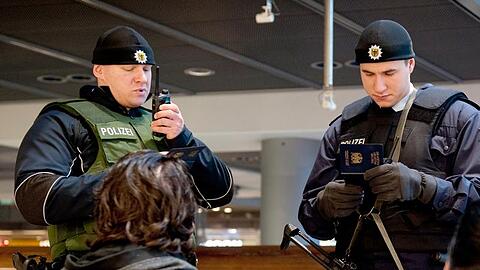 Bundespolizisten nehmen eine Personenkontrolle vor.