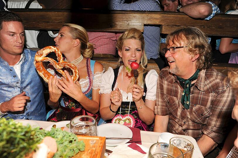 Giulia Siegel mit ihrem neuen Freund Frank Büchtmann, Jessica Kastrop und Martin Krug