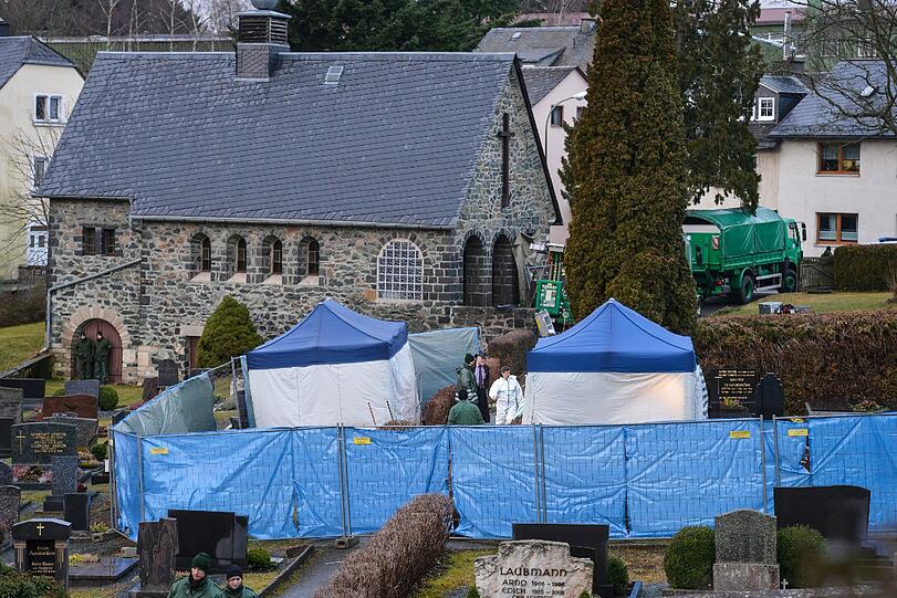 Zuletzt hat die Polizei auf dem Friedhof von Lichtenberg im Grab einer verstorbenen 81-Jährigen nach der Leiche der vermissten Peggy gesucht.