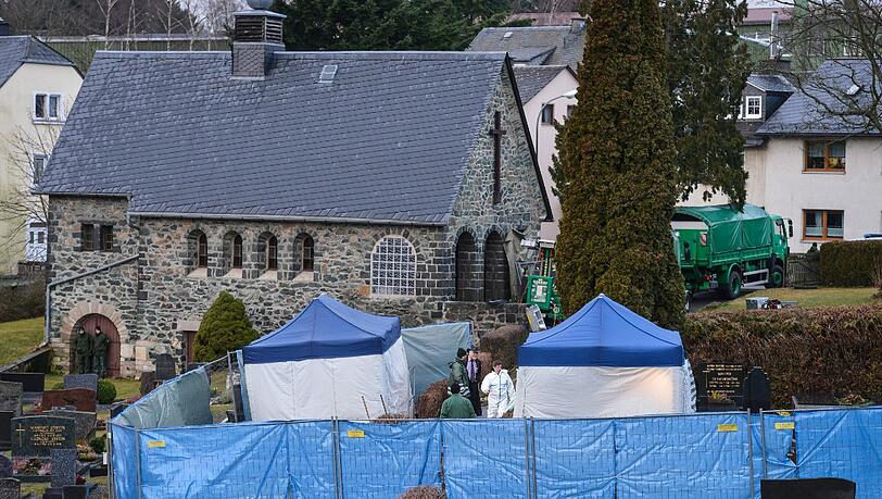 Zuletzt hat die Polizei auf dem Friedhof von Lichtenberg im Grab einer verstorbenen 81-Jährigen nach der Leiche der vermissten Peggy gesucht. Zuletzt hat die Polizei auf dem Friedhof von Lichtenberg im Grab einer verstorbenen 81-Jährigen nach der Leiche der vermissten Peggy gesucht.