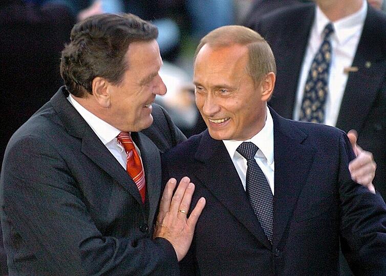 Noch eine Umarmung: Schröder mit dem russischen Präsidenten Wladimir Putin bei der Feier zu Schröders 60. Geburtstag im Jahr 2004 in Hannover.