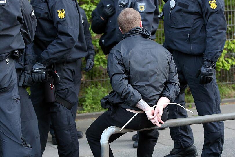 In Hamburg kam es bei zwei "revolutionären" Demonstrationen am Freitagabend zu Ausschreitungen. Die «Revolutionäre 1. Mai»-Demo in der Hansestadt stand unter dem Motto «Hamburg sieht rot»