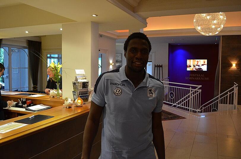 Der Brasilianer Rodnei bei seiner Ankunft im Mannschaftshotel des TSV 1860.