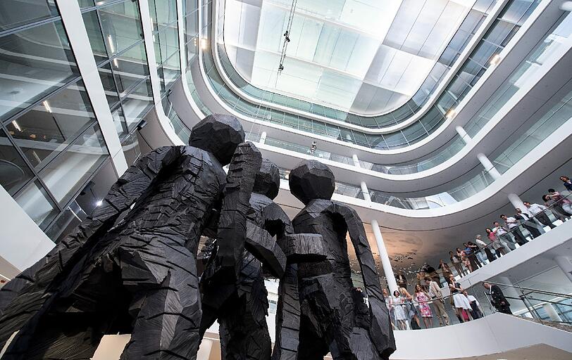 Im Atrium der neuen Konzernzentrale steht die &bdquo;Schwesterngruppe&ldquo;, eine Bronzeskulptur von Georg Baselitz.